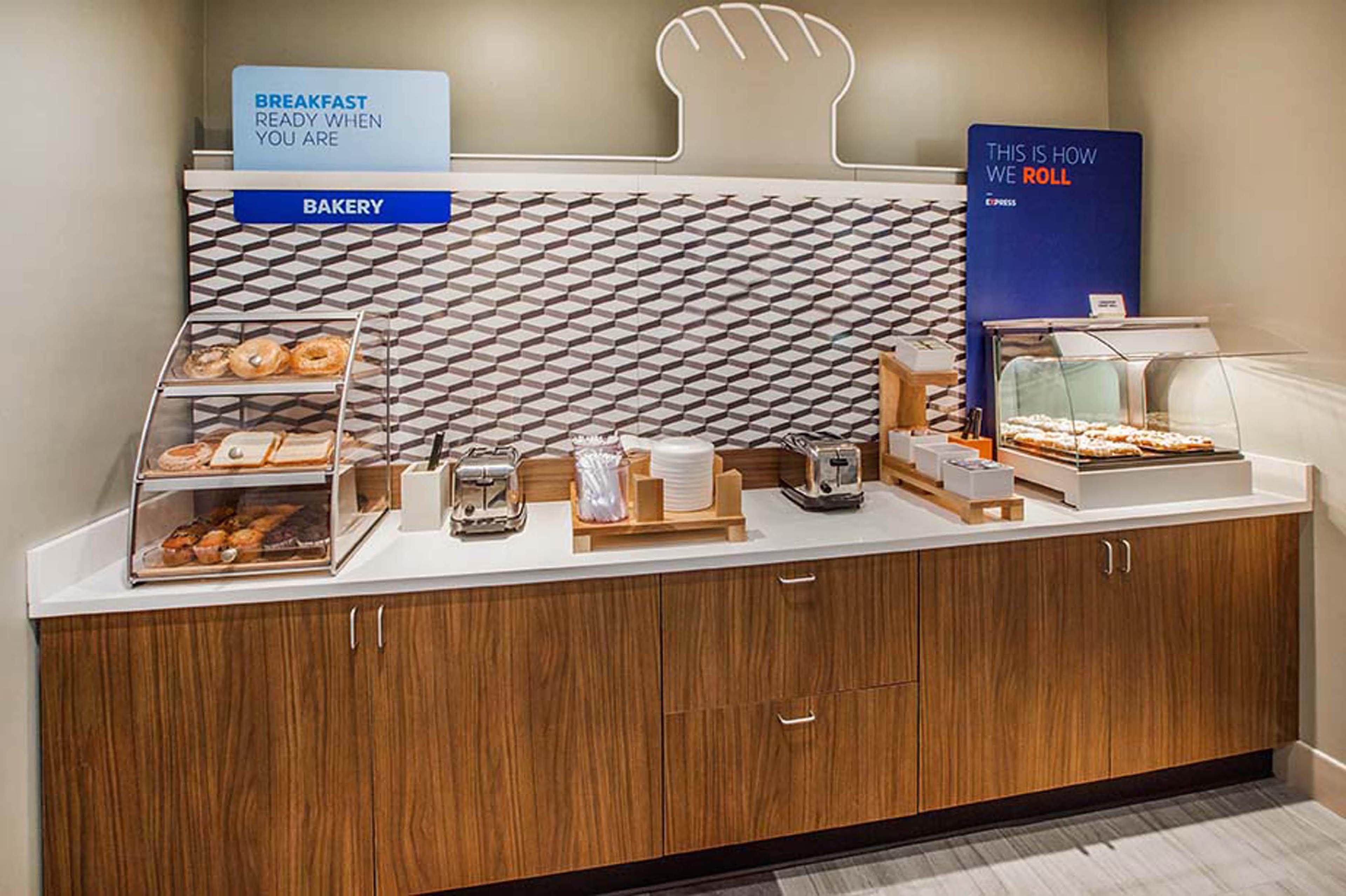 Holiday Inn Express & Suites Columbus At Northlake By Ihg Экстерьер фото