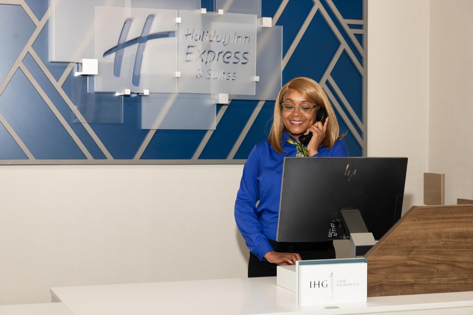 Holiday Inn Express & Suites Columbus At Northlake By Ihg Экстерьер фото